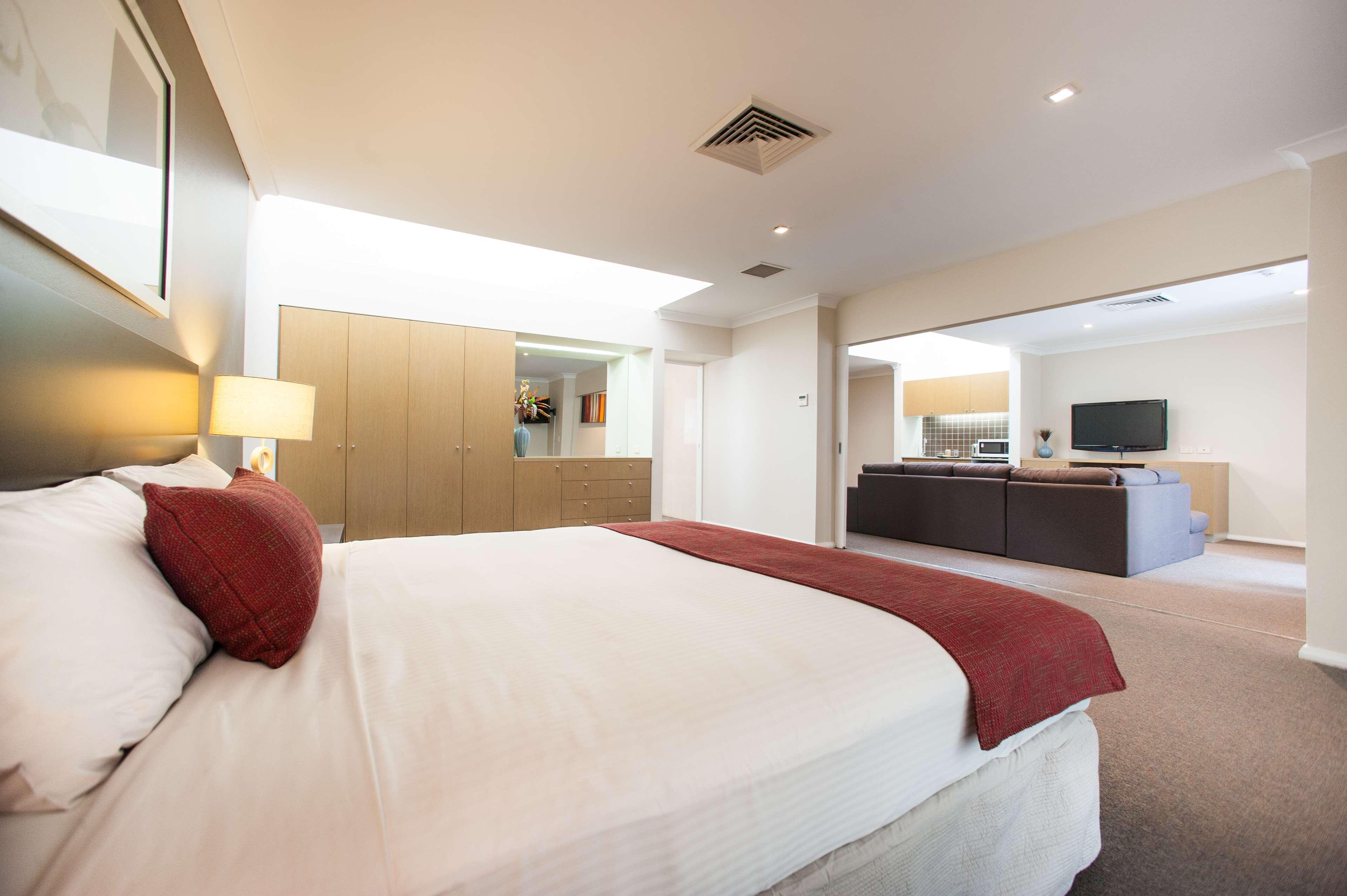 Ramada Hotel & Suites By Wyndham Cabramatta Экстерьер фото