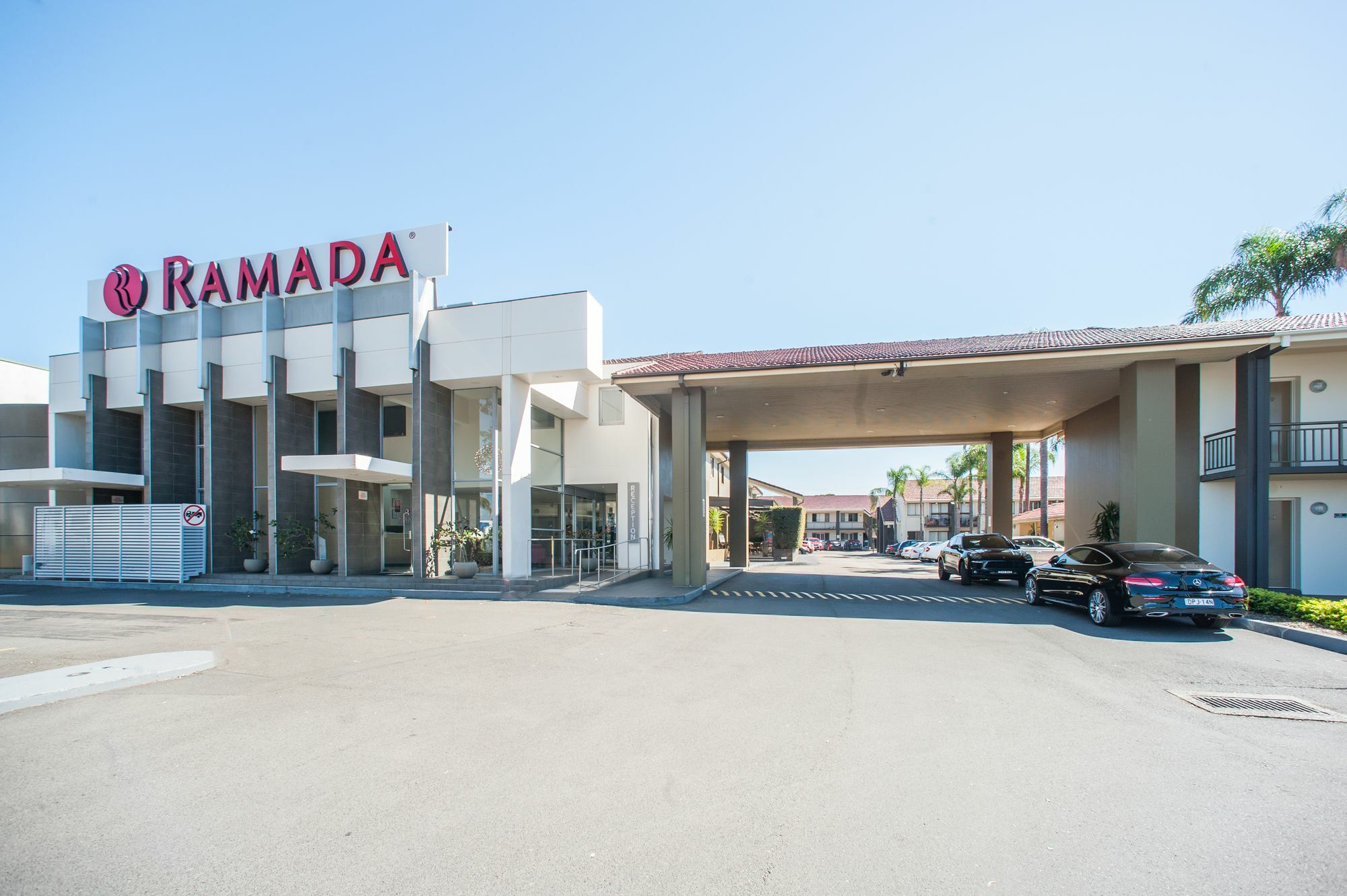 Ramada Hotel & Suites By Wyndham Cabramatta Экстерьер фото